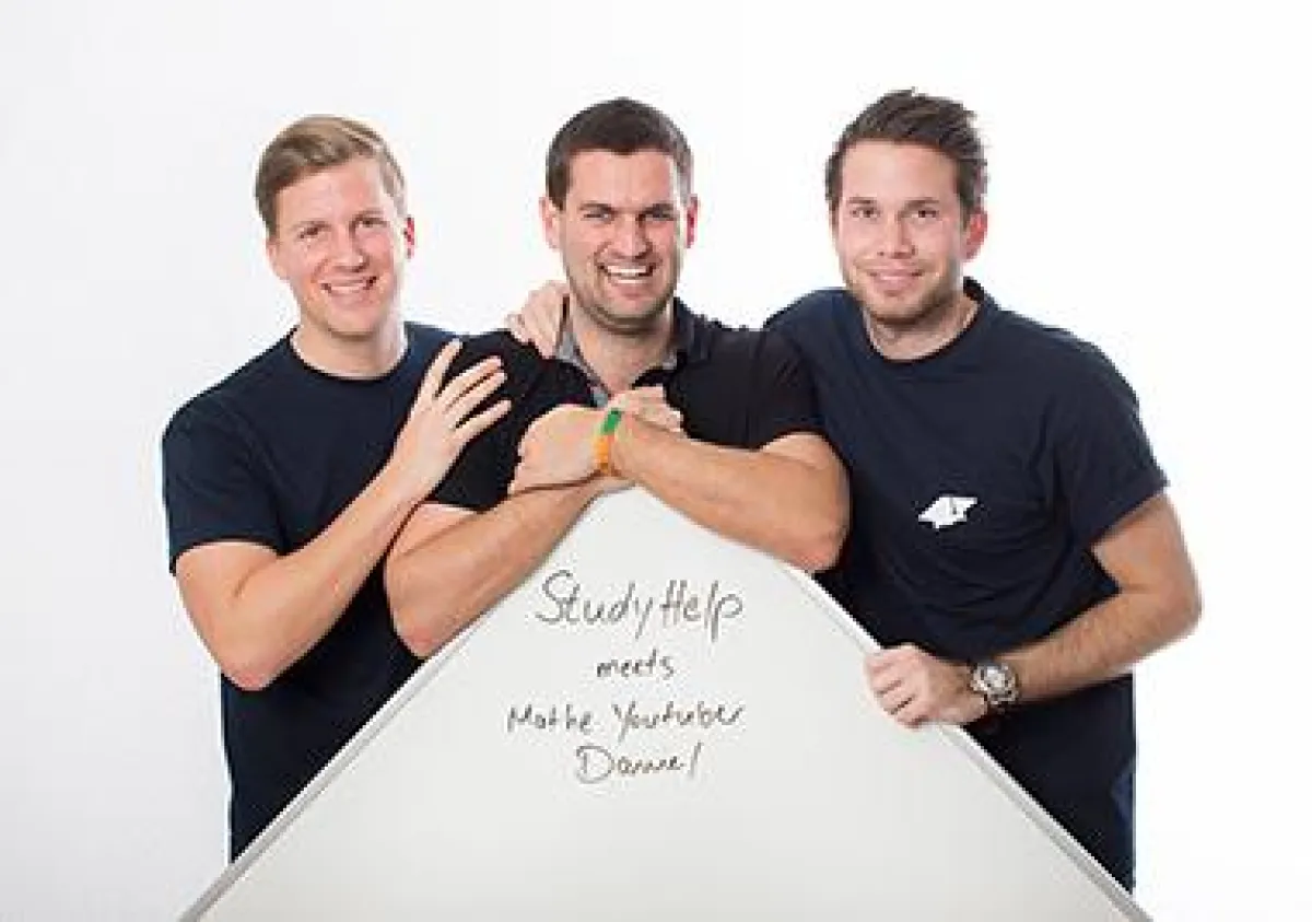 StudyHelp Gründer mit YouTuber Daniel Jung (v.l.n.r. Carlo Oberkönig, Daniel Jung, Daniel Weiner)