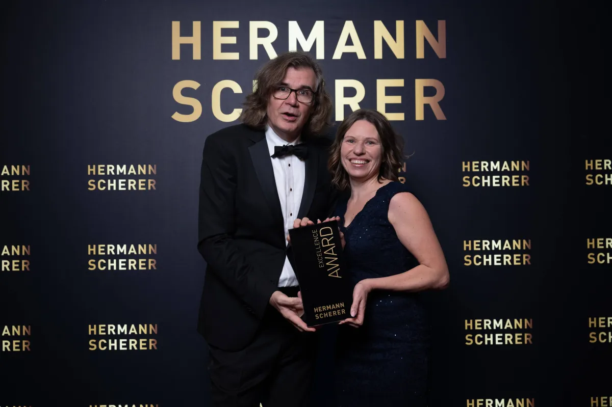 Andrea Strube mit Hermann Scherer bei der Speaker Slam Award-Verleihung in Dresden/Radebeul 2025. (© Justin Bockey)