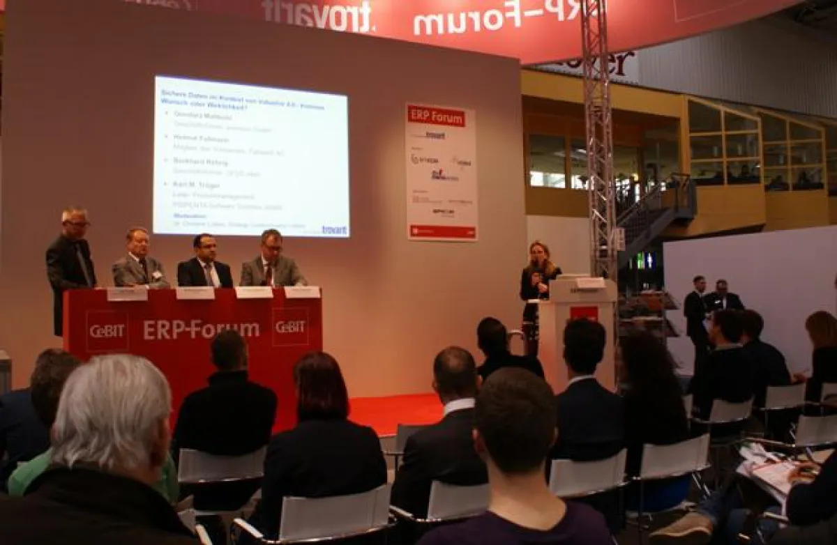 Dr. Christine Lötters im Gespräch auf dem Trovarit ERP-Forum auf der CeBIT 2015
