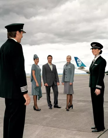 Bild: Neue Uniformen für Air New Zealand Kabinencrew und Piloten: Premiere in der Luft