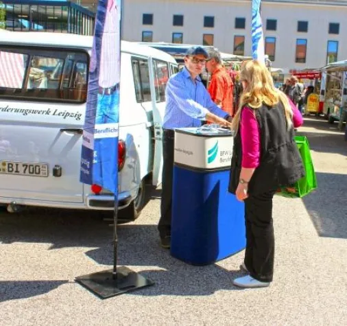 Bild: Weißer BARKAS des BFW Leipzig macht Halt in Eilenburg