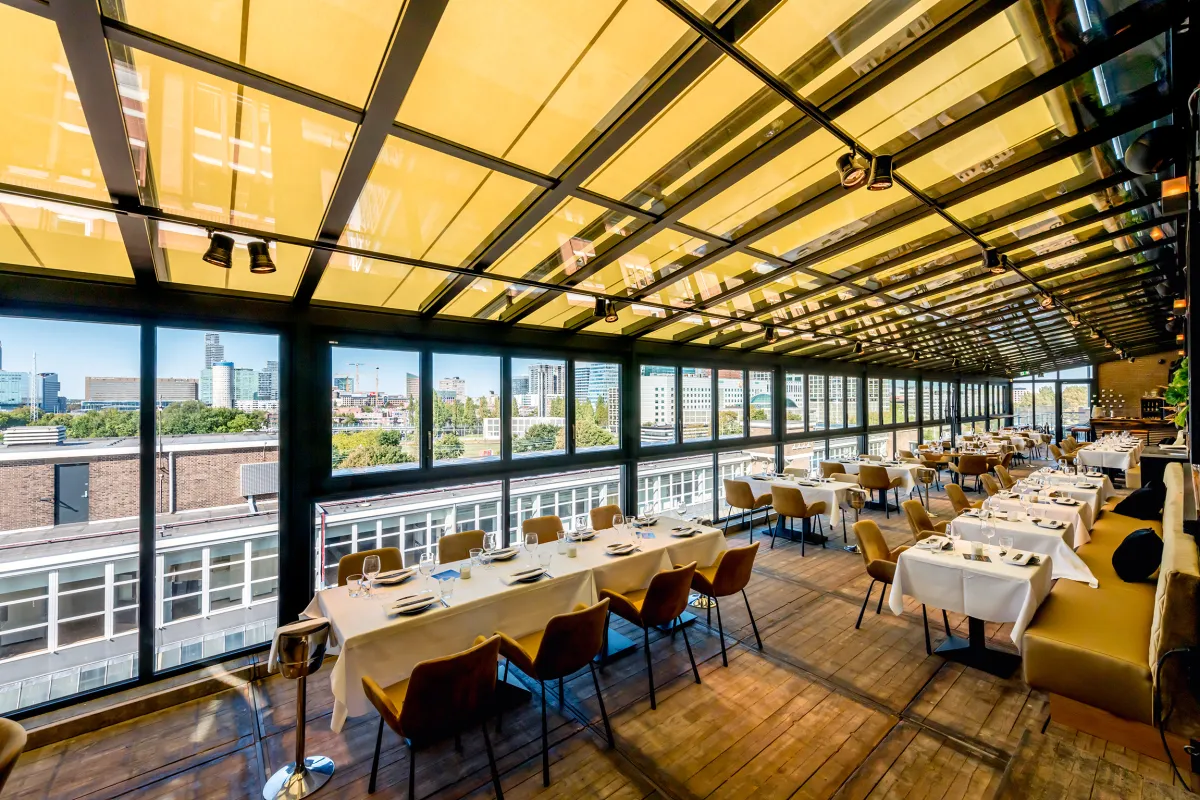 markilux hat das Restaurant Harbour Club in Den Haag mit einer großen Markisenanlage ausgestattet. (© markilux)