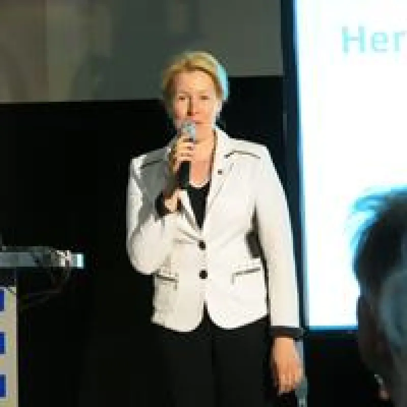 Bezirksbürgermeistern Frau Dr. Giffey bei der BALLY WULFF Betriebs- und Mitarbeiterversammlung