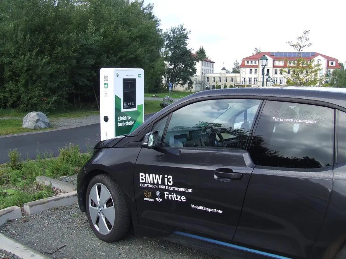 BMW i3 an der neuen Ladestation des Naturresorts Schindelbruch © Naturresort Schindelbruch
