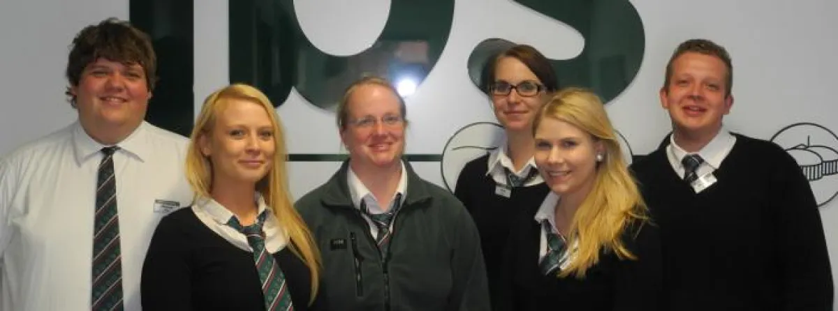 IBA-Studierende und Bereichsleiterin für Personalentwicklung Corinna Ehlen 3. V. l. bei jbs