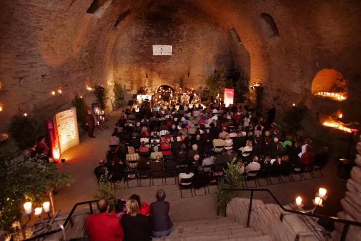 Bild: Musikalische Weinprobe in Europas größtem Gewölbekeller auf Schloss Rheinfels