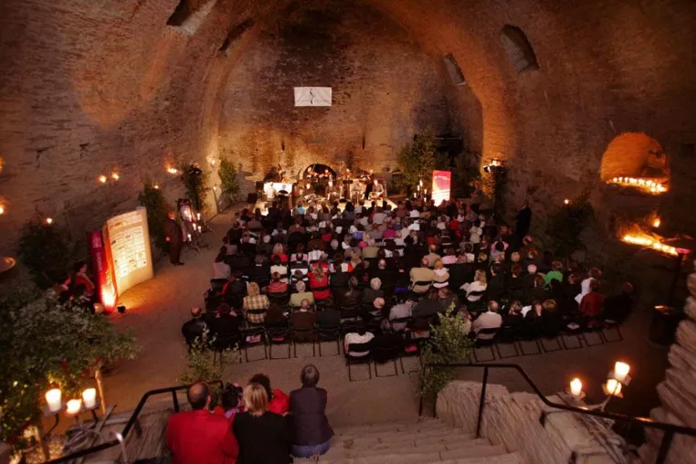 Bild: Musikalische Weinprobe in Europas größtem Gewölbekeller auf Schloss Rheinfels