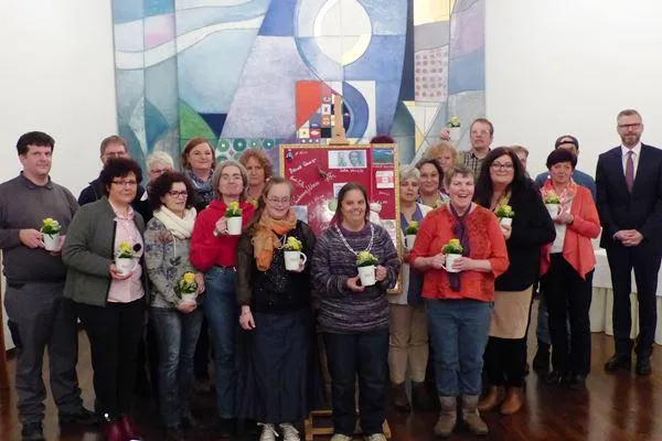 Mitarbeiterehrung mit Blick auf den ersten Arbeitstag Bild: Mitarbeiterehrung mit Blick auf den ersten Arbeitstag