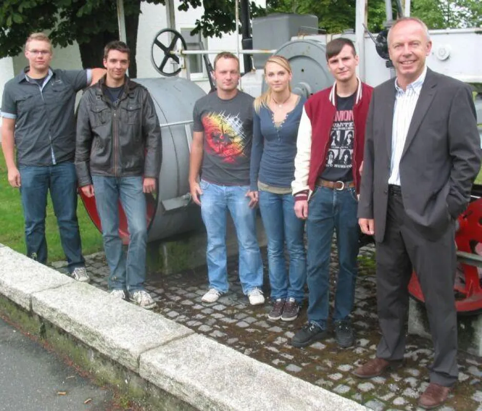 Andreas Heller, Moritz Budde, Benedikt Gradl, Simone Günther und Benedikt Röde mit Geschäftsführer Bernd Fürbringer (rechts)