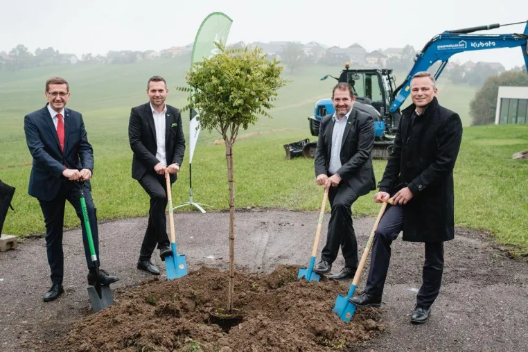 Bild: Spatenstich für den Loxone Campus: Heiße Bauphase hat begonnen