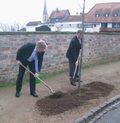 Bild: SeligenstadtverWALDung: Emma Klinik pflanzt Baum zum 25jährigen Bestehen des Kunstforums Seligenstadt