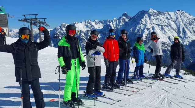 Bild: Skilager als Teil der erlebnispädagogischen Jugendarbeit