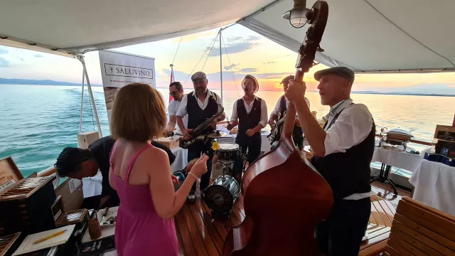 Bild: Ein Dampfer, viele Köstlichkeiten und 200 glückliche Gesichter