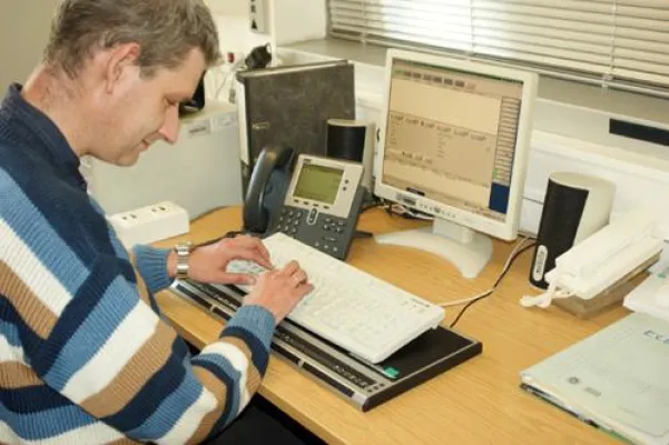 Sehbehinderte und blinde Menschen können die Vermittlungsplatz-Lösung von ANDTEK in vollem Umfang nutzen Bild: Sehbehinderte und blinde Menschen können die Vermittlungsplatz-Lösung von ANDTEK in vollem Umfang nutzen