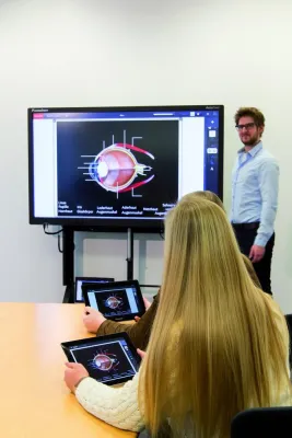 Bild: Die Zukunft des Unterrichts – vom traditionellen Klassenzimmer zum vernetzten, interaktiven Lernraum