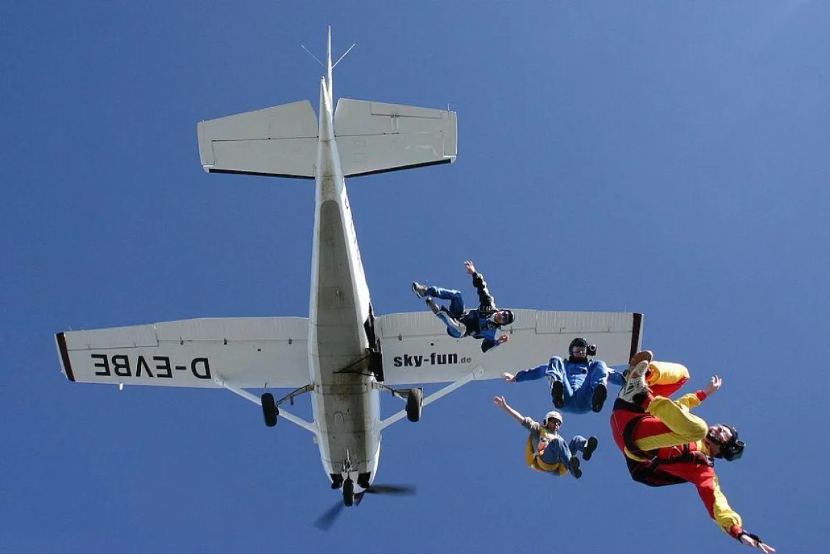 Der Exit: Die Fallschirmspringer/innen verlassen das Flugzeug, um sich in die Tiefe zu stürzen.
