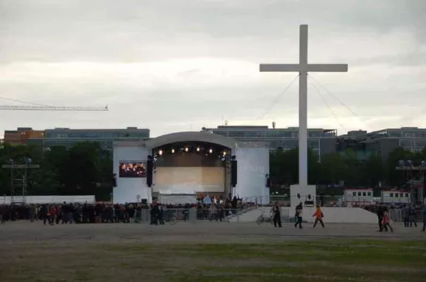 Bild: Megaforce realisierte Bühnenbau für Christentreffen