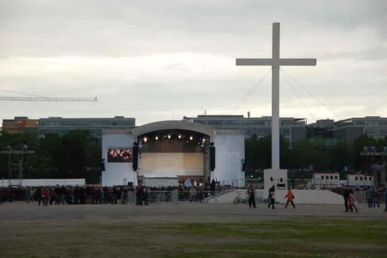 Bild: Megaforce realisierte Bühnenbau für Christentreffen