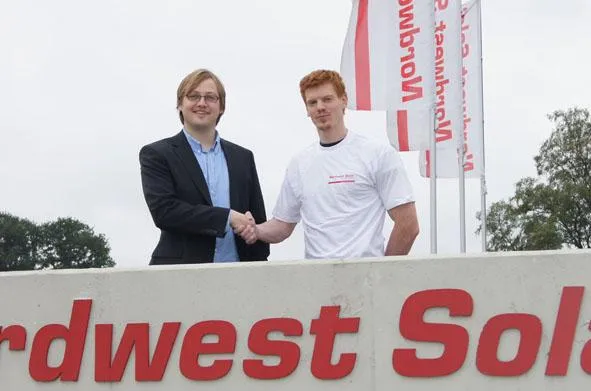Gemeinsam auf der Erfolgswelle - Nordwest Solar unterstützt Marco Di Carli Bild: Gemeinsam auf der Erfolgswelle - Nordwest Solar unterstützt Marco Di Carli