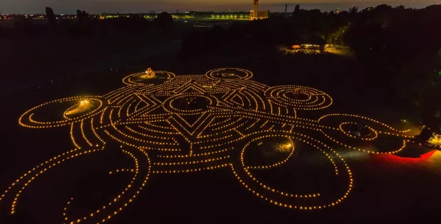 Bild: DIE GROSSE REISE. Lebens(t)räume im Lichtermeer - Theater ANU auf dem Tempelhofer Feld