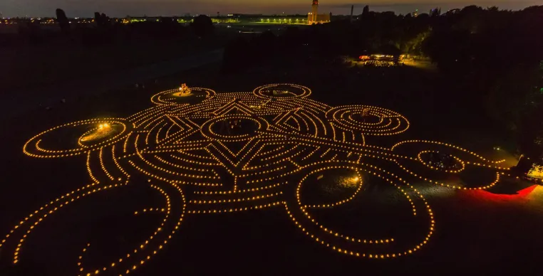 Bild: DIE GROSSE REISE. Lebens(t)räume im Lichtermeer - Theater ANU auf dem Tempelhofer Feld