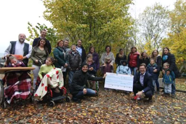 Bild: Zurich Mitarbeiter spenden für Lindenschule Idstein