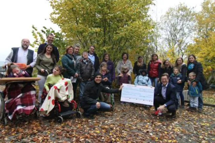 Bild: Zurich Mitarbeiter spenden für Lindenschule Idstein