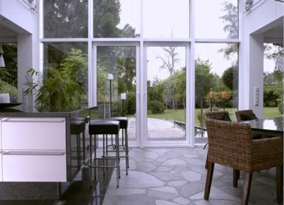 Bild: Sommerhitze nein - Sonnenlicht ja. Gläserner Sonnenschutz in Wohnhäusern