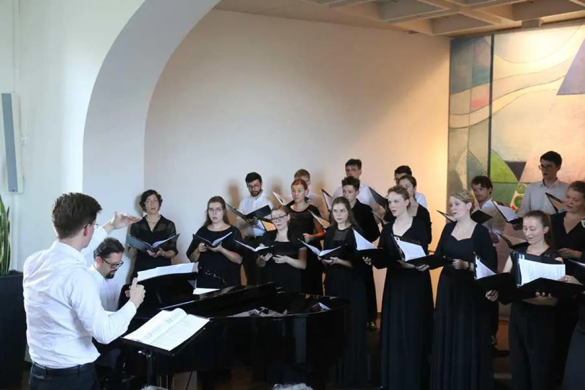 Dirigent Andreas Großberger leitete den Kammerchor stuttgart vokal, am Klavier Jochen Ferber