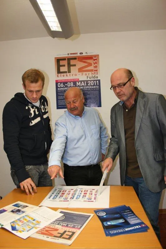 Philipp, Udo und Hans-Jürgen Müller (von links) präsentieren die ?Technik Trends 2011? auf der ?2. Elektro-Fach-Messe Fulda?.
