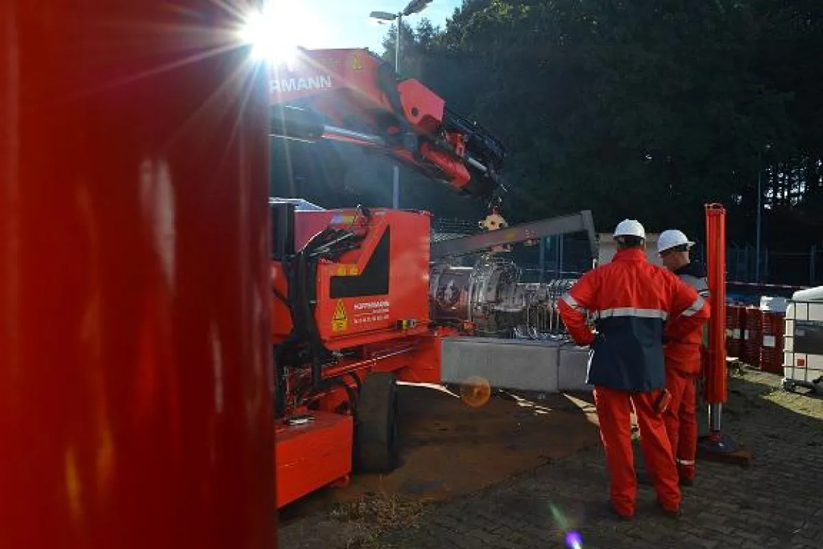 elektrokran im Einsatz für Exxon Mobil, Kran ohne Abgase