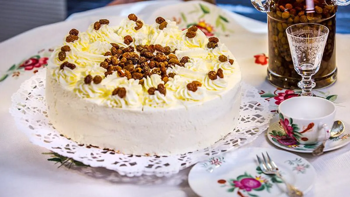 Zum Adventskaffeekränzchen ist diese festliche Torte genau richtig.