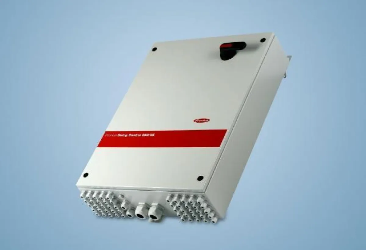 Fronius String Control 250/25 DCD DF: Mit dem außenliegenden DC-Trenner können beide Pole der DC-Hauptleitung spannungsfrei gescha