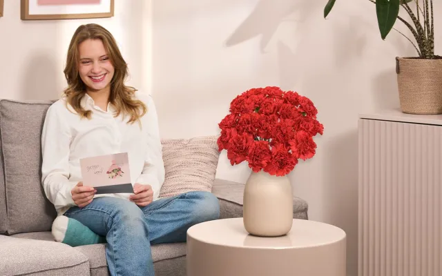 Bild: Internationaler Frauentag 2026: FloraPrima ehrt Frauen mit roten Nelken und attraktiven Frühbucher-Vorteilen