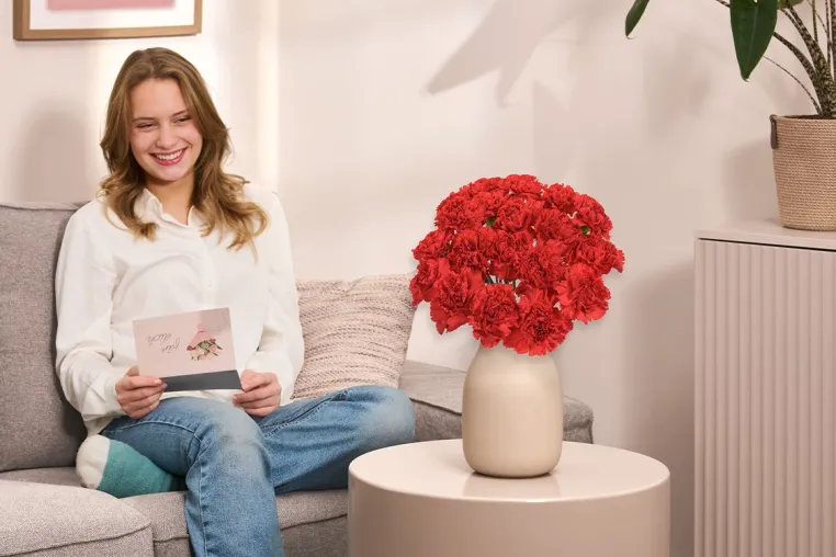 Bild: Internationaler Frauentag 2026: FloraPrima ehrt Frauen mit roten Nelken und attraktiven Frühbucher-Vorteilen