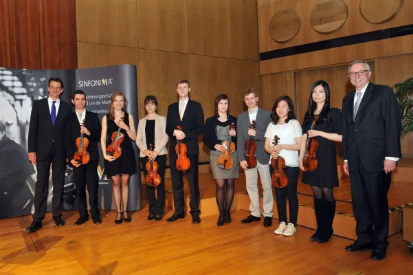 Bild: Meistergeigen an talentierte junge Musiker verliehen