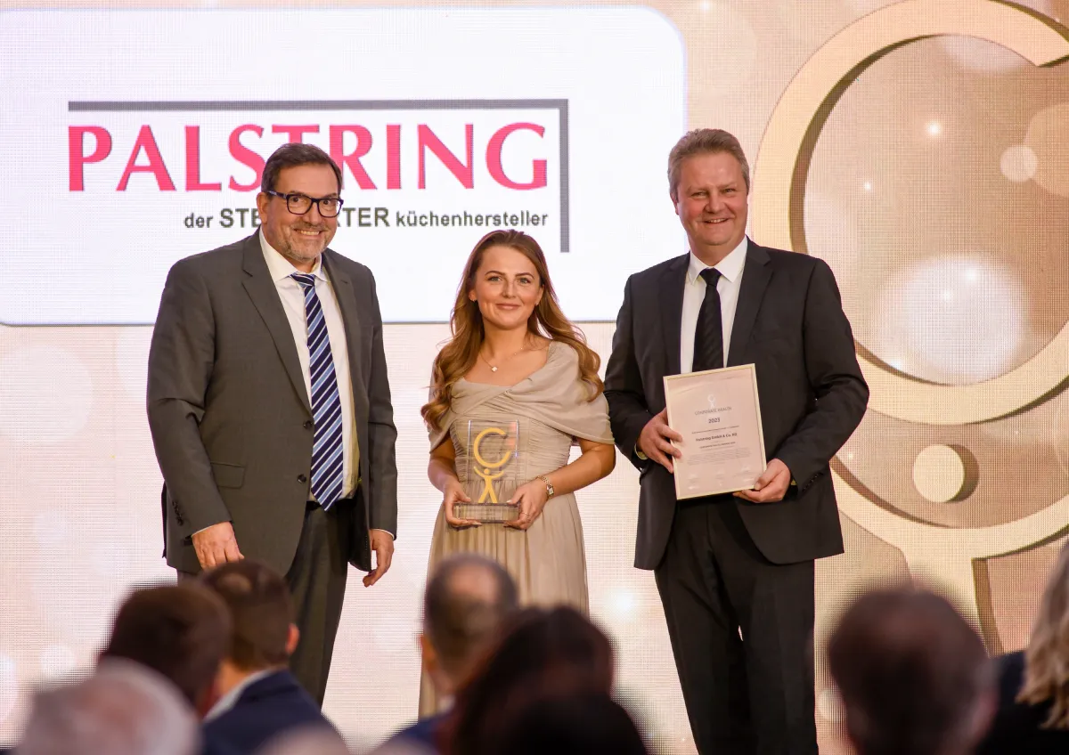 Die Vertreter:innen von Palstring nehmen Sonderpreis 