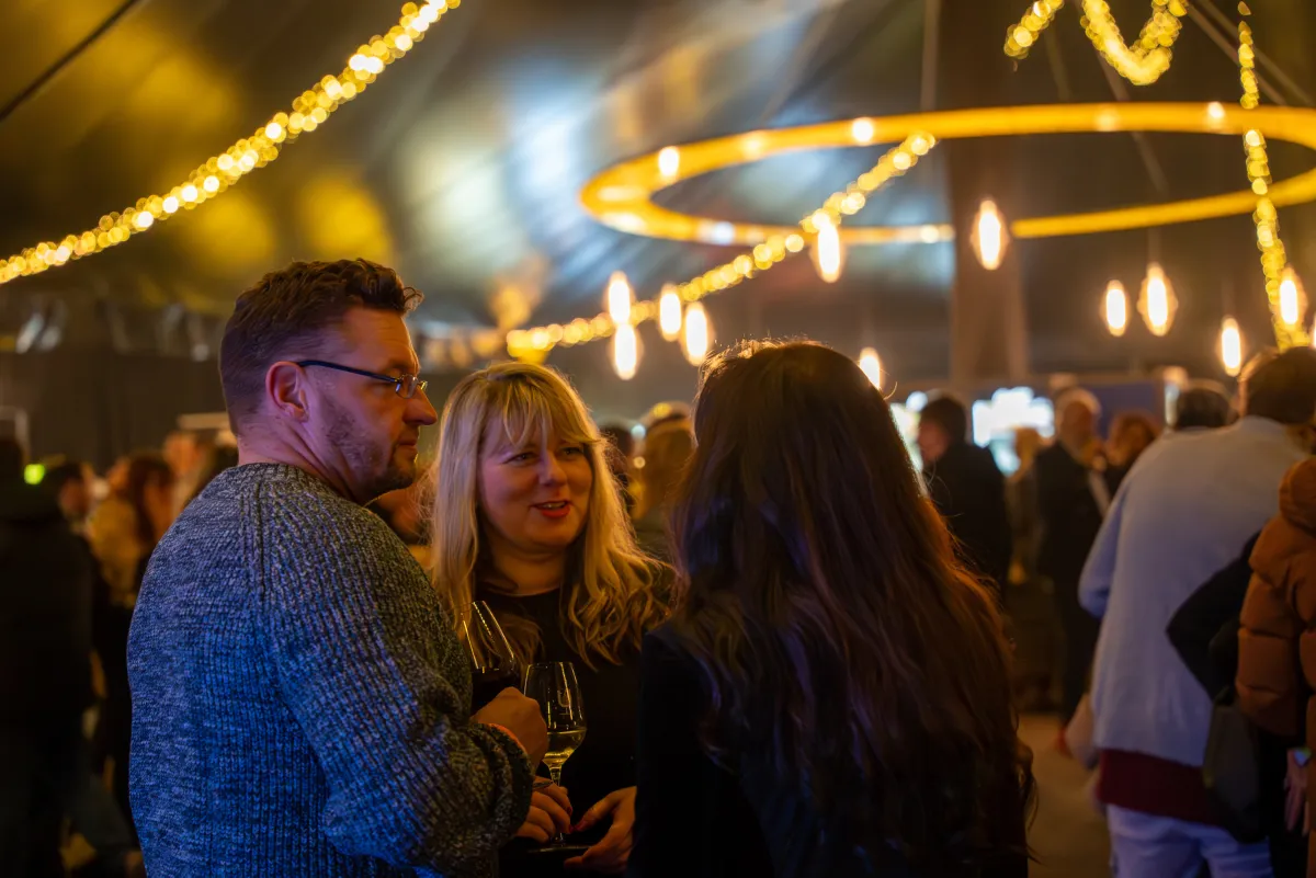 „Show & Schmankerl“ bietet kulinarische Highlights neben der actiongeladenen Show (© Flic Flac NB GmbH)