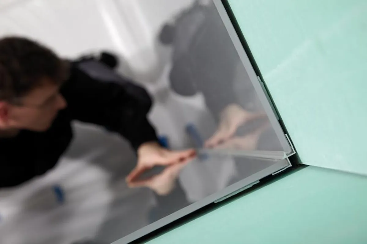 Einfaches Ausrichten und Verkleben der HSK RENOVETRO Acrylplatte