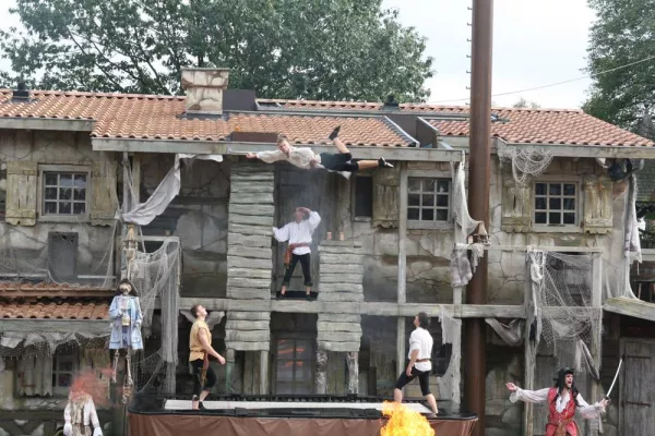 Bild: Trampolinspringer wollen hoch hinaus - Weltrekordversuch im Heide-Park Resort