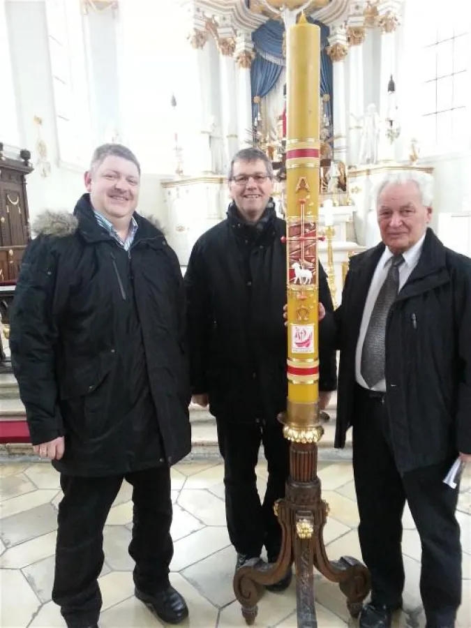 von links:  Wachsziehermeister Edgar Bader, Stadtpfarrer Martin Finkel, Stifter Sebastian Rupprecht