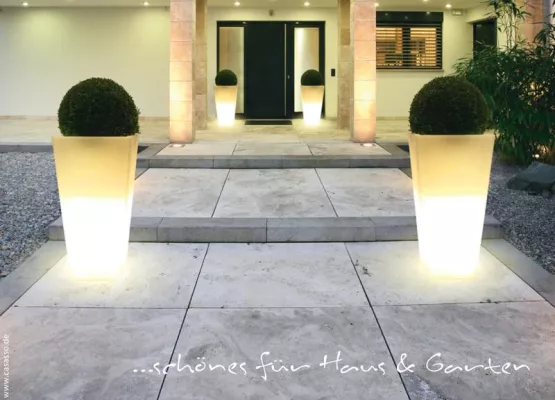 Elegante Leuchtobjekte und stilvolle Pflanzgefäße Bild: Elegante Leuchtobjekte und stilvolle Pflanzgefäße