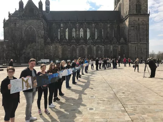 Sachsen-Anhalts Landtagspräsidentin beim Bibelweltrekord Bild: Sachsen-Anhalts Landtagspräsidentin beim Bibelweltrekord