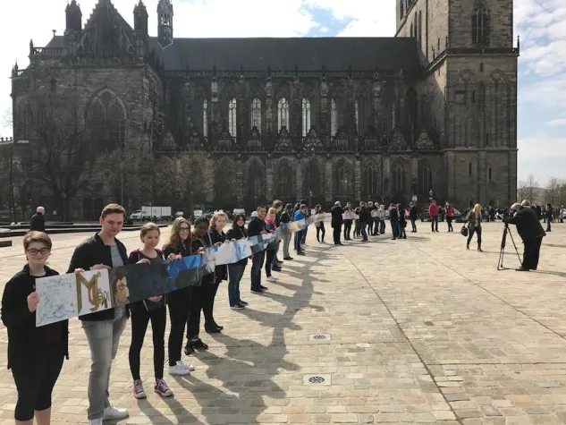 Sachsen-Anhalts Landtagspräsidentin beim Bibelweltrekord Bild: Sachsen-Anhalts Landtagspräsidentin beim Bibelweltrekord