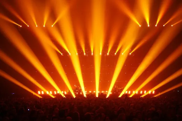 Gert Hof inszenierte Megashow mit 56 FALCON® Searchlights Bild: Gert Hof inszenierte Megashow mit 56 FALCON® Searchlights