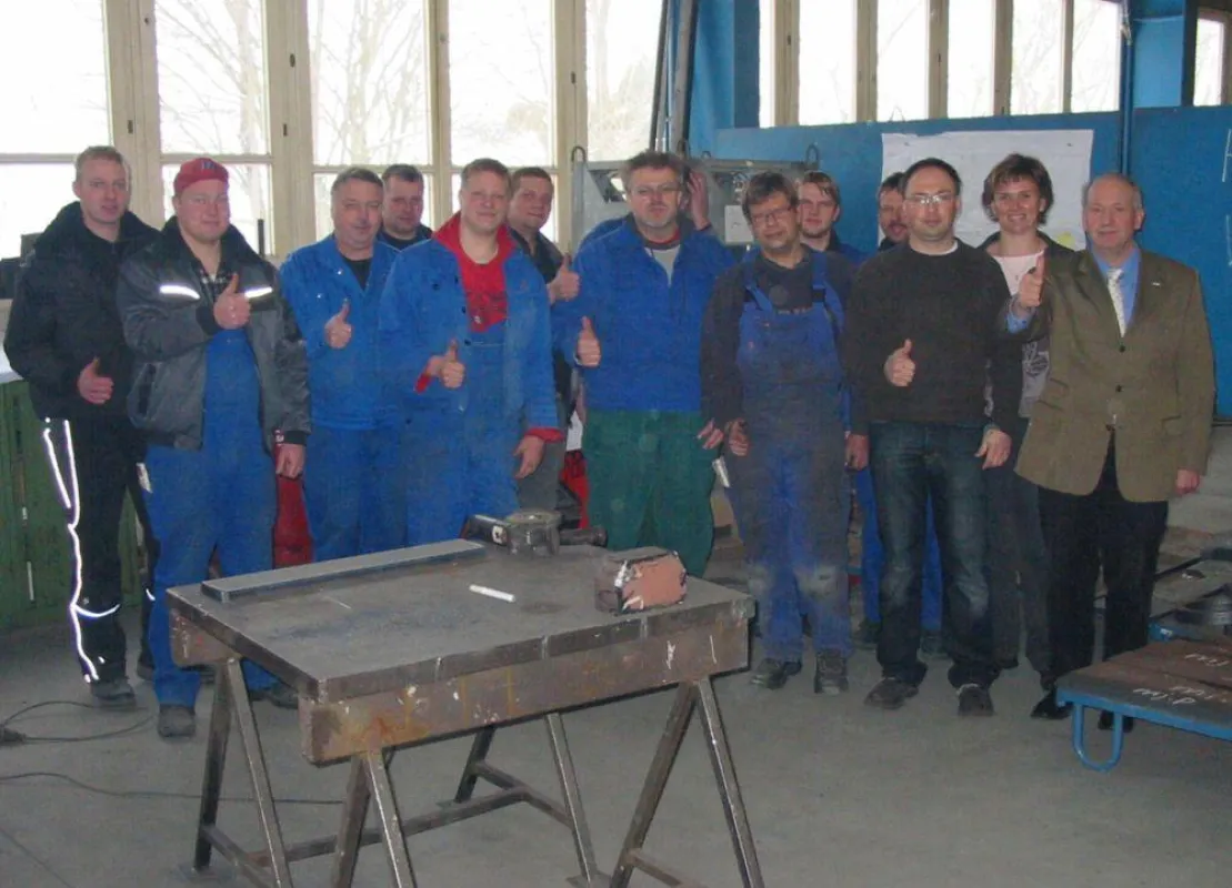 Die Belegschaft der TechnoSteel GmbH jetzt im Verbund der LST. Ganz rechts: Werner Bierwisch, LST Geschäftsführer Maschinenbau, daneben Falk Mensch, Werksleiter TechnoSteel GmbH.