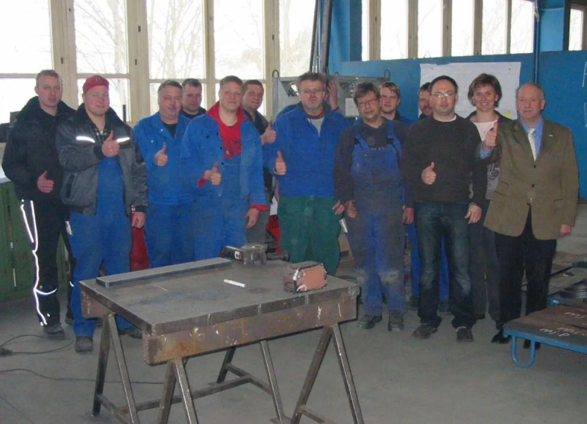 Die Belegschaft der TechnoSteel GmbH jetzt im Verbund der LST. Ganz rechts: Werner Bierwisch, LST Geschäftsführer Maschinenbau, daneben Falk Mensch, Werksleiter TechnoSteel GmbH.