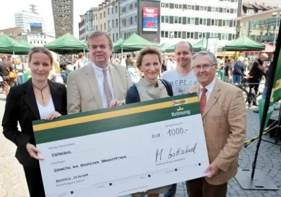 Bild: Bielefeld bittet zum guten Gespräch auf den Jahnplatz Oberbürgermeister David nahm auf dem grünen Sofa Platz