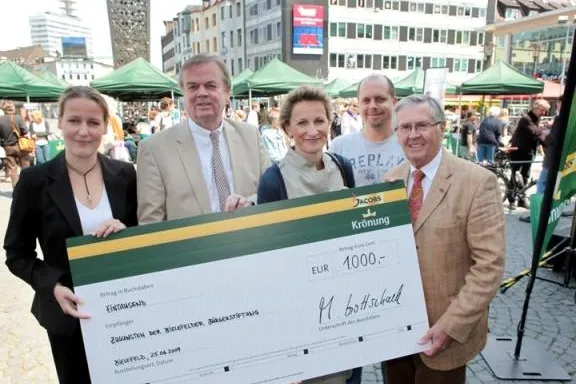Bild: Bielefeld bittet zum guten Gespräch auf den Jahnplatz Oberbürgermeister David nahm auf dem grünen Sofa Platz