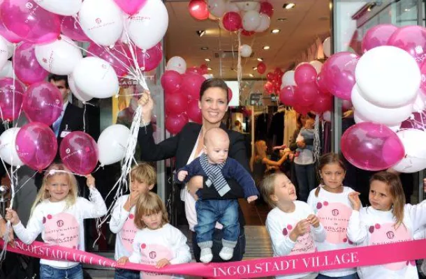 Bild: Dana Schweiger und Stefan Marquard im Ingolstadt Village